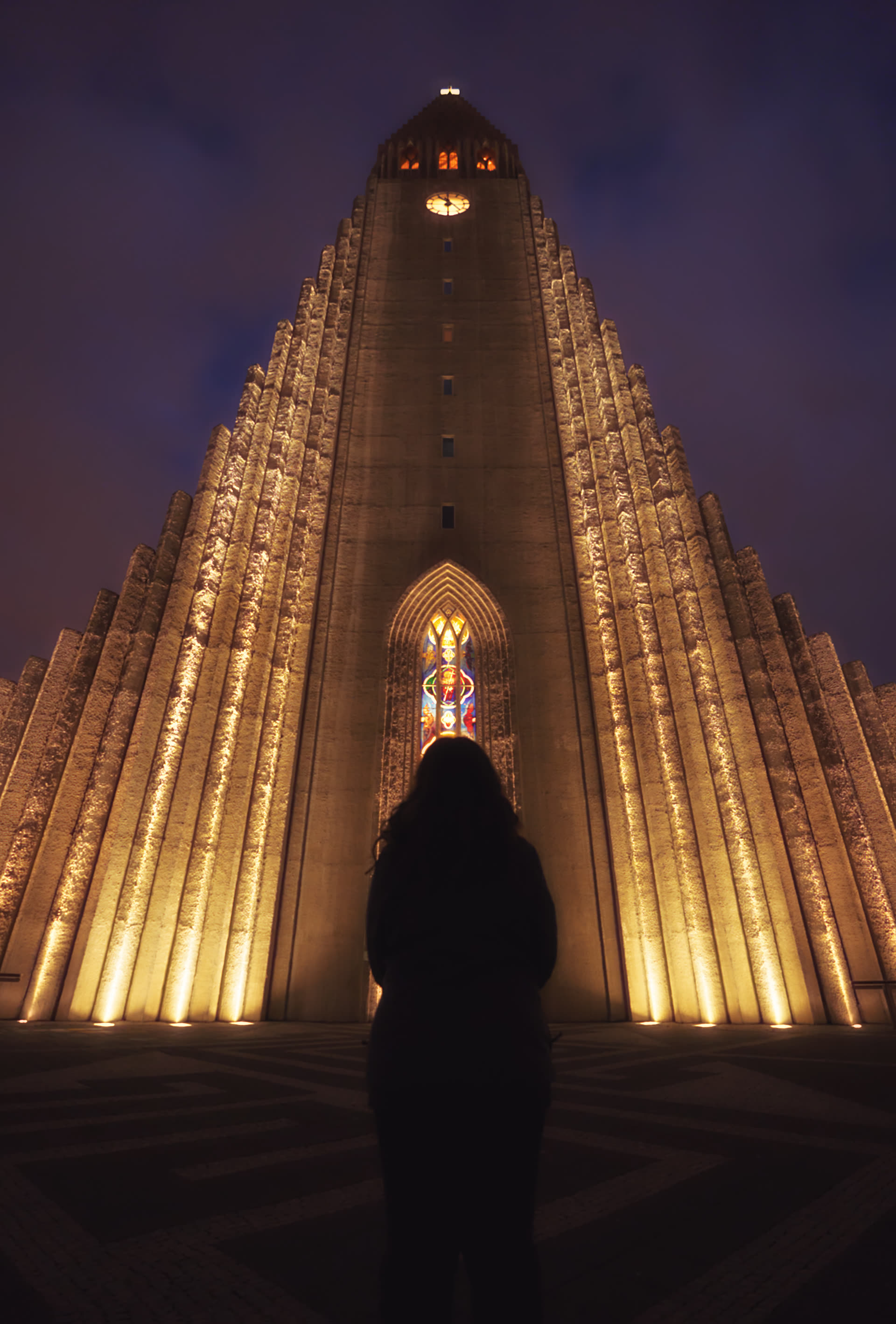 Centro de Reikiavik, Islandia — casas de colores y la catedral de Hallgrímskirkja al fondo